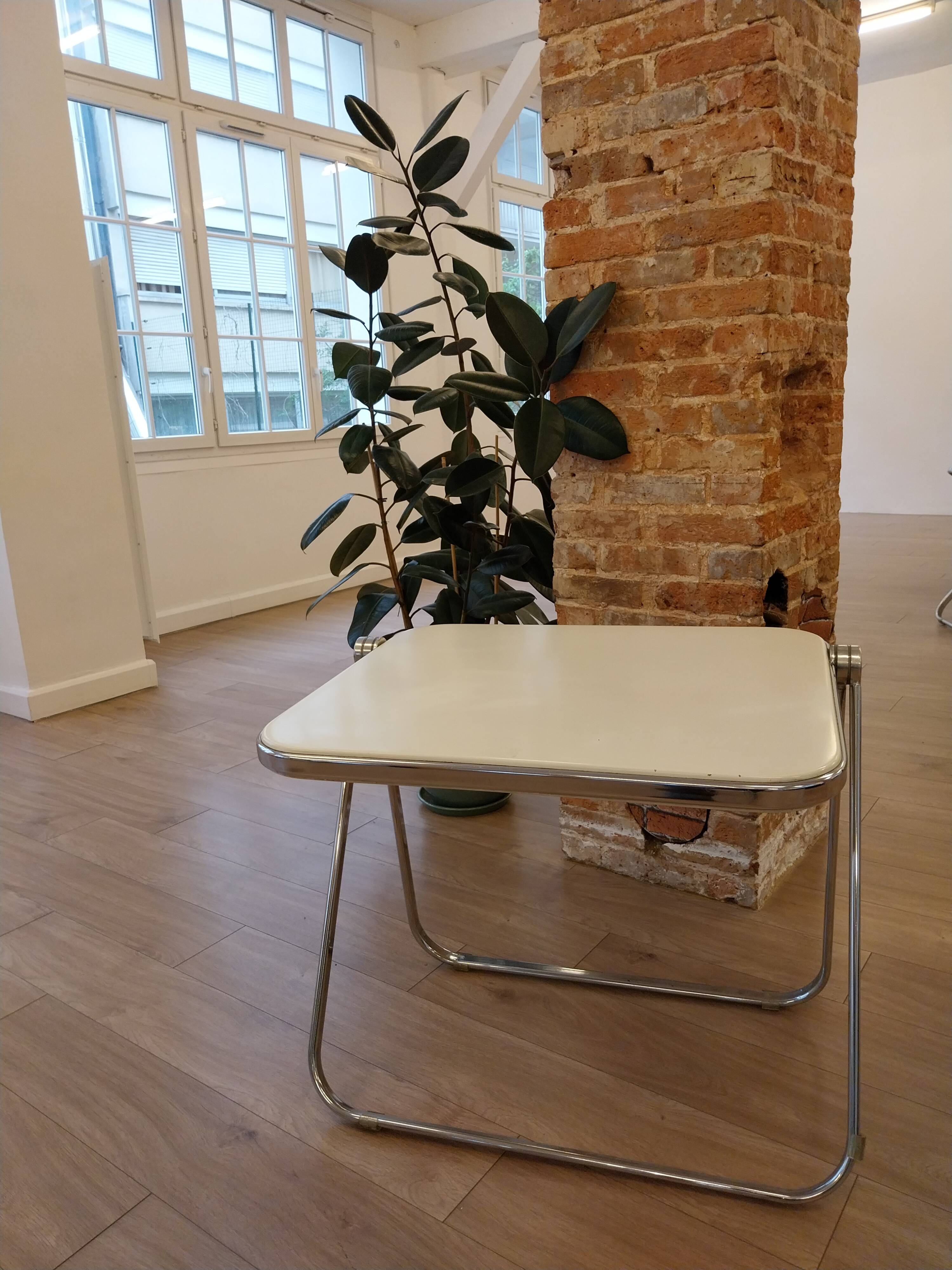 Table Platone et chaise Plia blanches – Anonima Castelli