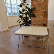 Table Platone et chaise Plia blanches – Anonima Castelli
