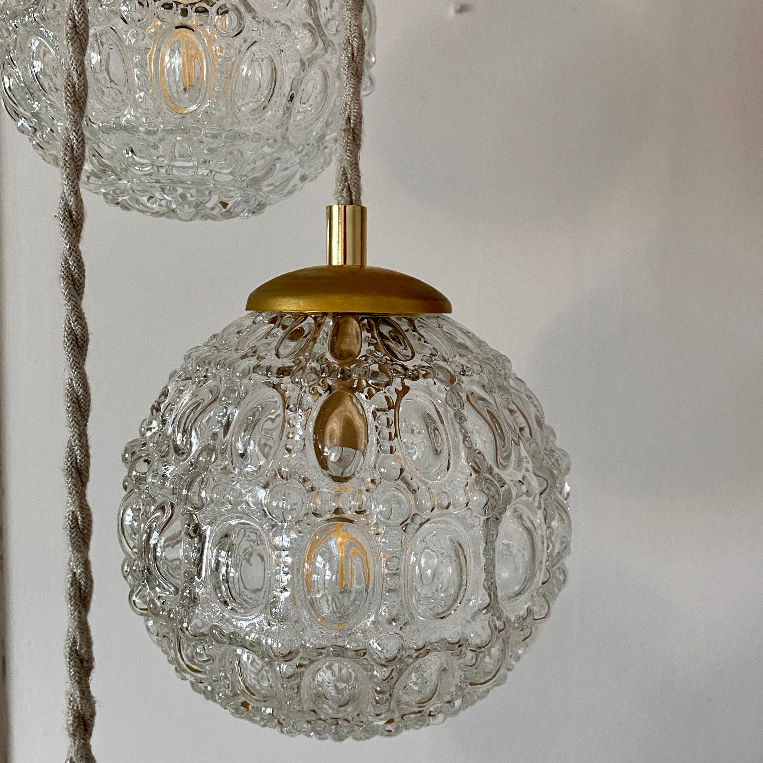 Suspension cascade three lights vintage globes in molded glass