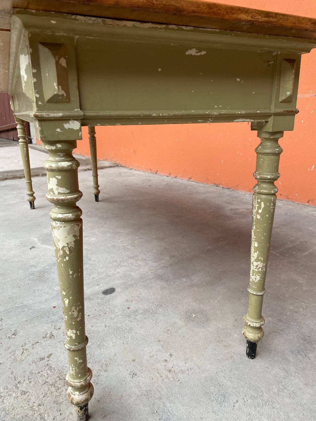 Grande table de café bistrot en bois patiné