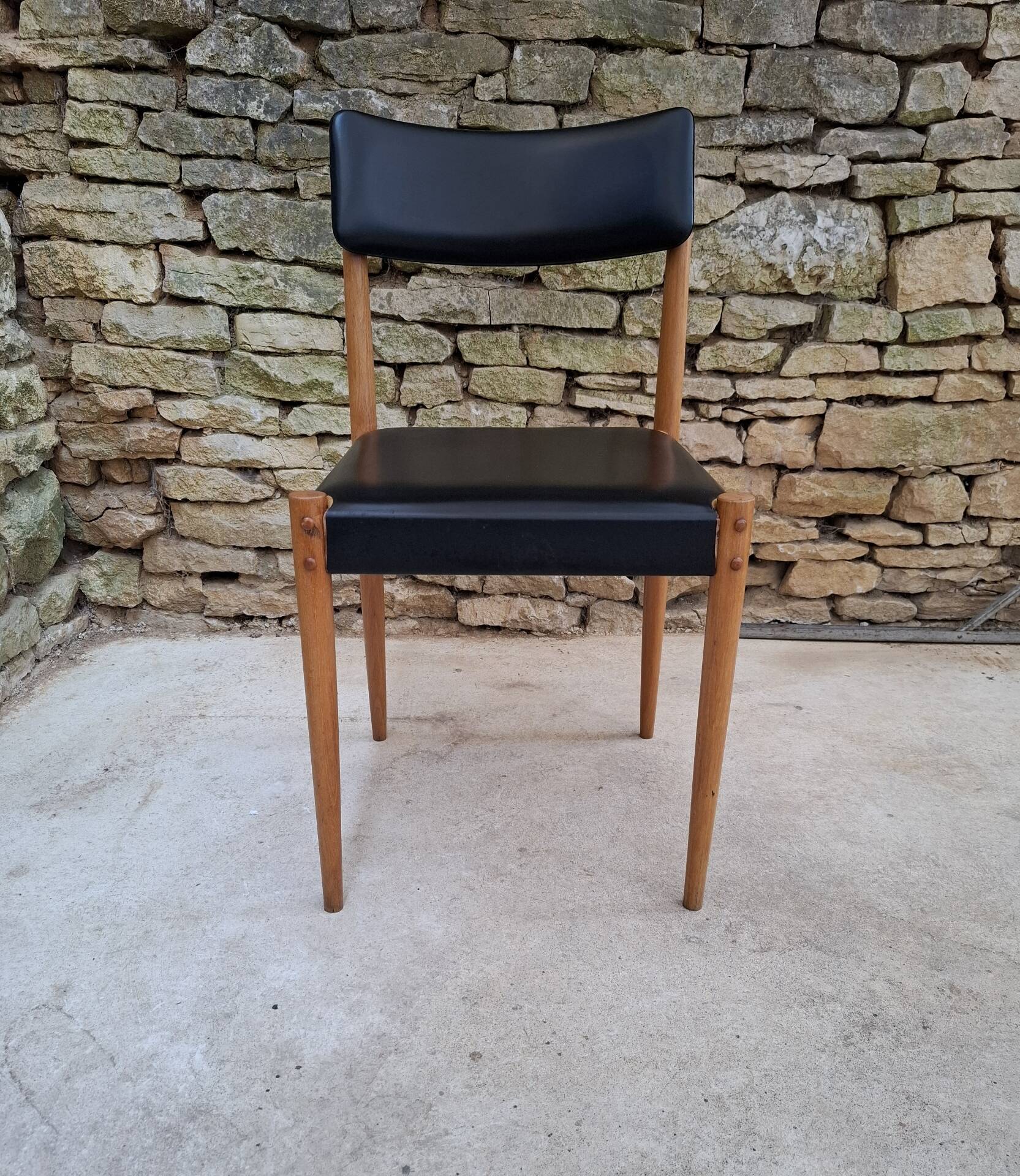 Chaise scandinave hêtre et skaï