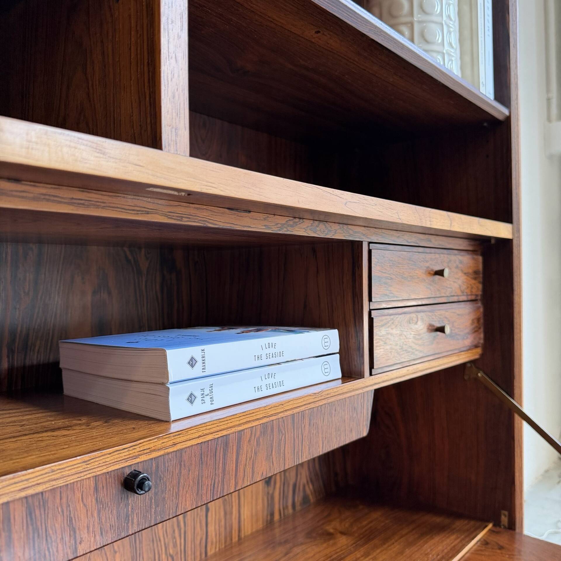 Bibliothèque vintage en palissandre avec éclairage