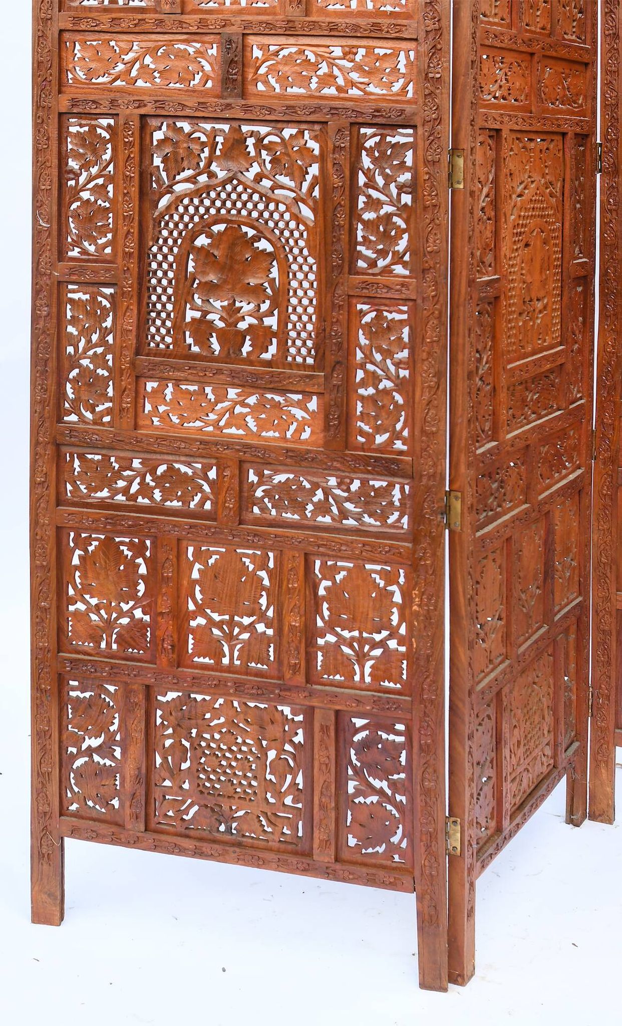 Indian screen with 4 leaves in teak wood with rich openwork decoration of grape leaves