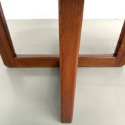 Table ronde moderniste en orme massif, piètement croisé