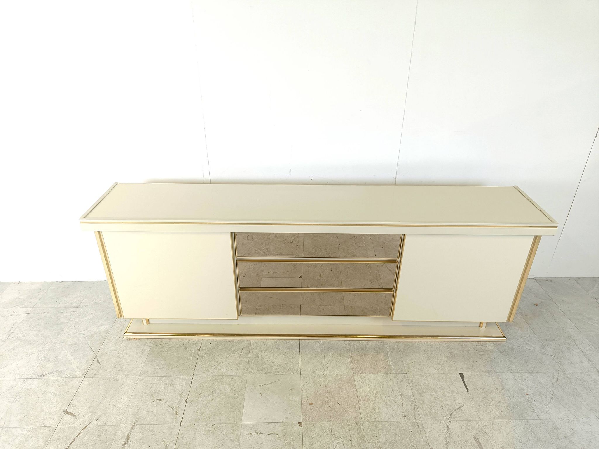 Buffet vintage en laiton et laque, années 1970