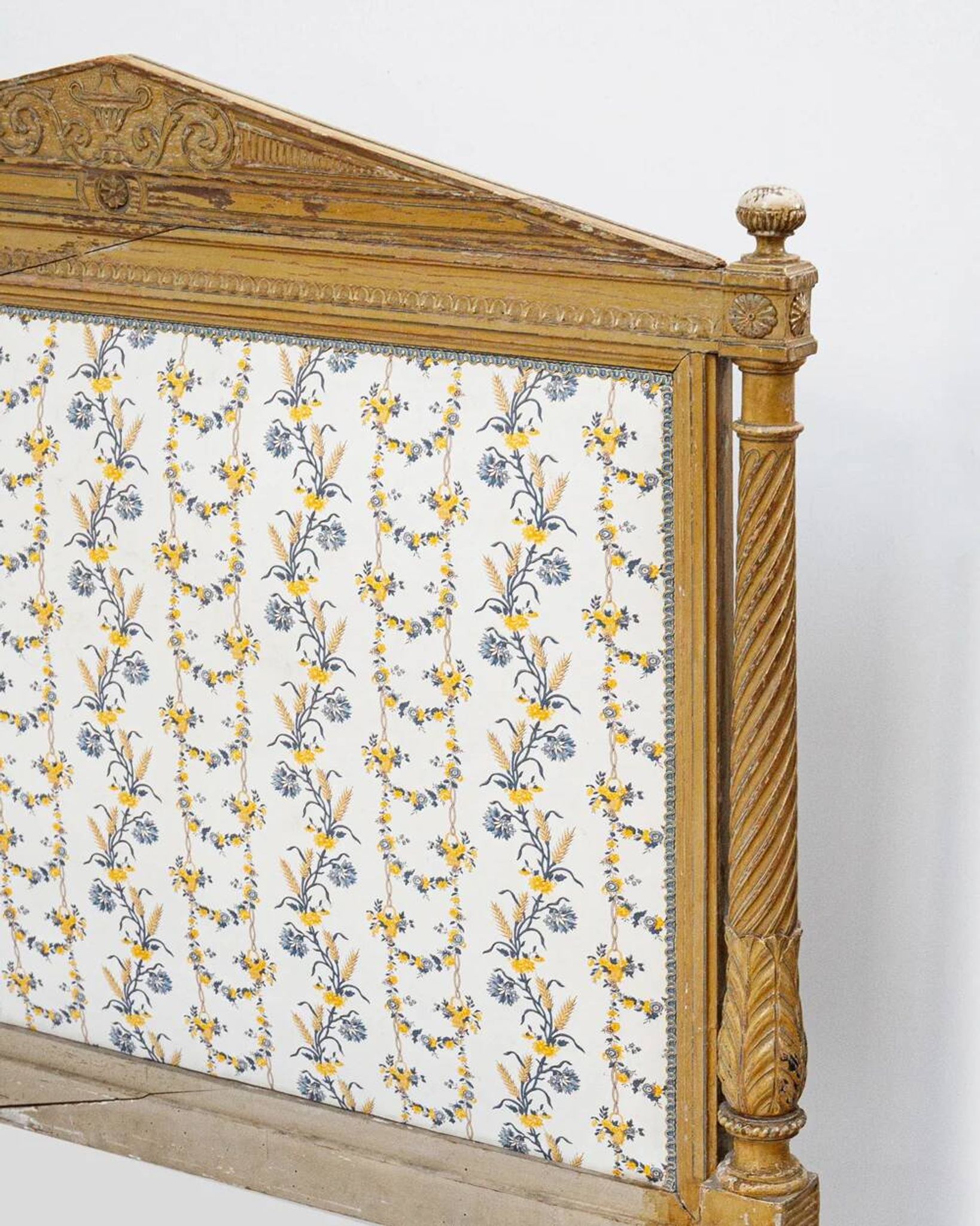 Sculpted and painted day bed frame in the Louis XVI style from the 19th century.