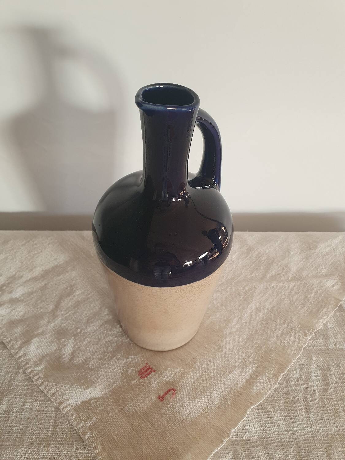 Pichet français en céramique/indigo par Dolphi