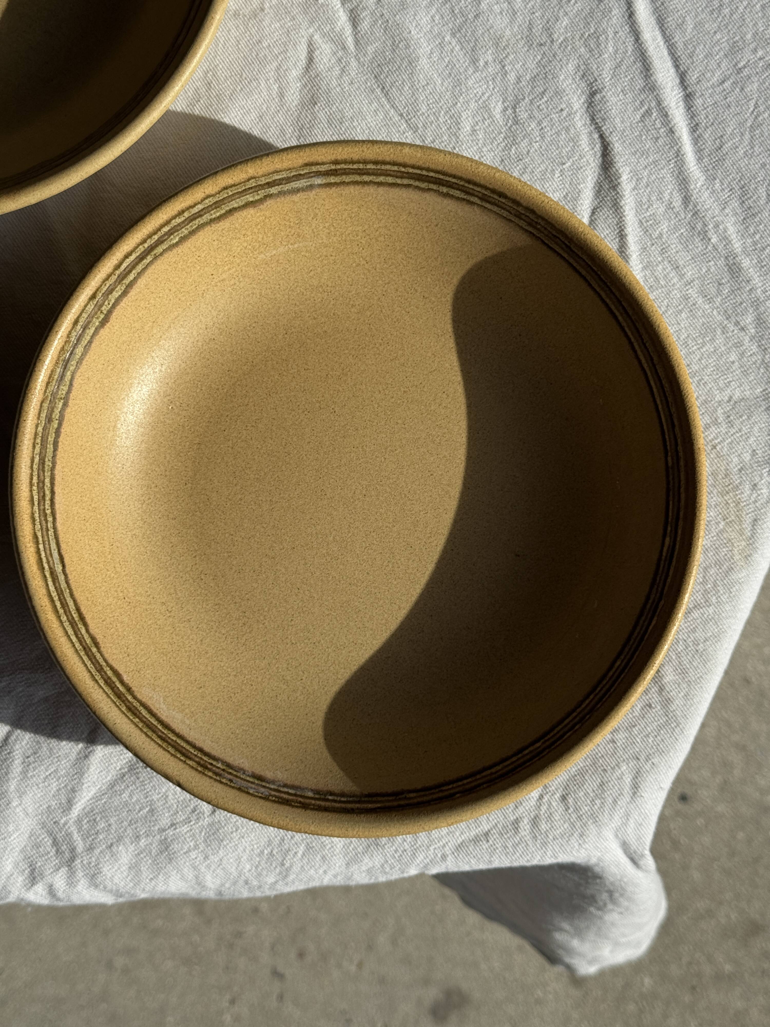 Lot de 2 assiettes creuses en grès liseré brun et marron D21,5
