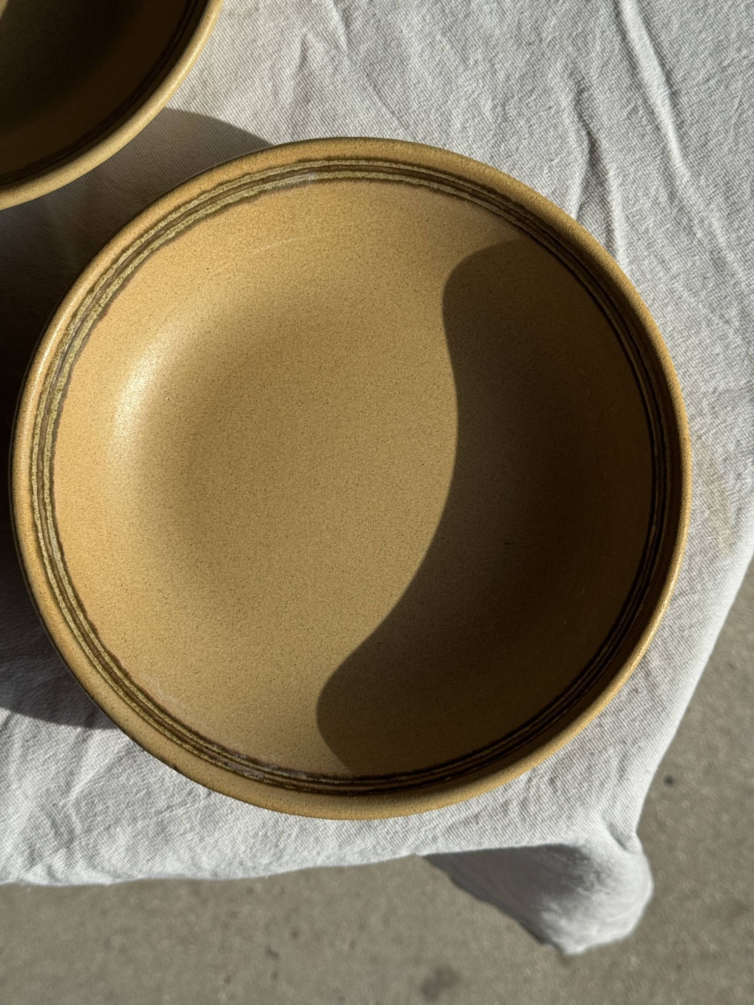 Lot de 2 assiettes creuses en grès liseré brun et marron D21,5