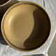 Lot de 2 assiettes creuses en grès liseré brun et marron D21,5