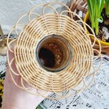Vase en osier et verre forme fleur