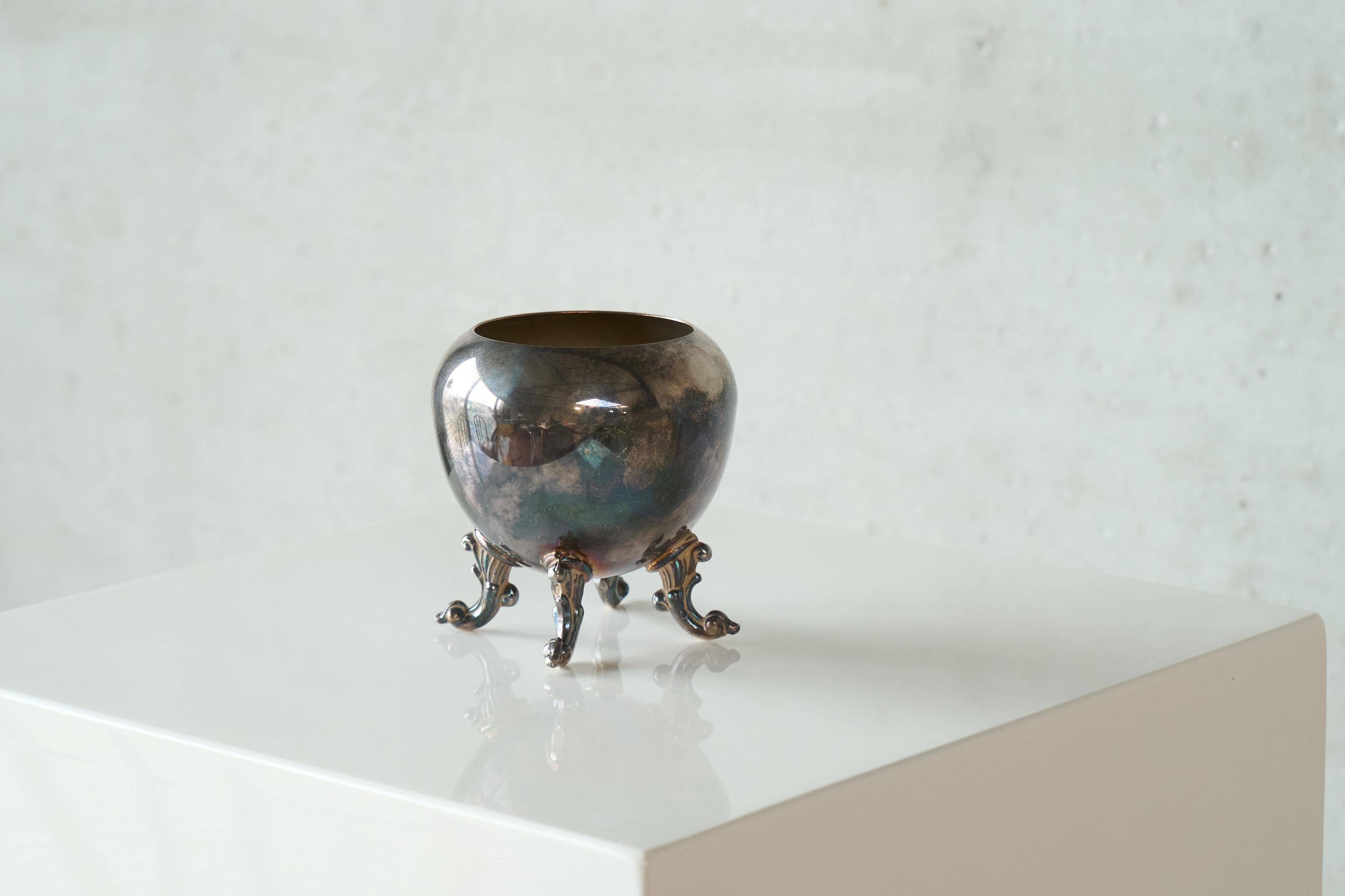 Neoclassical cup with a patinated and silvered copper base.