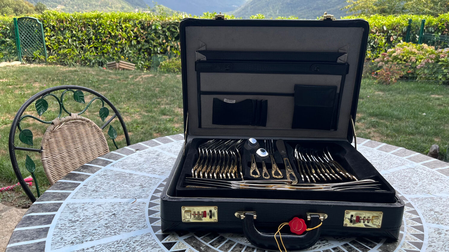 Varaguen 70-piece 23-carat gold-plated cutlery set