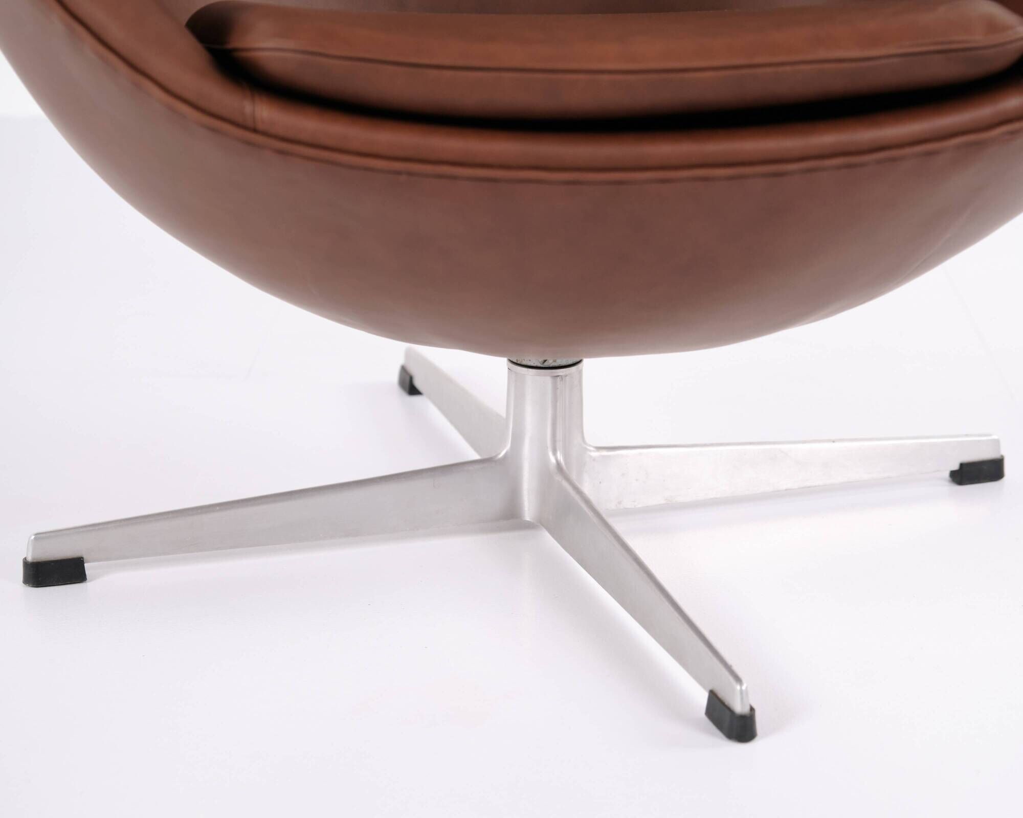 The Egg - Model 3316 - Brown leather - Arne Jacobsen - Fritz Hansen
