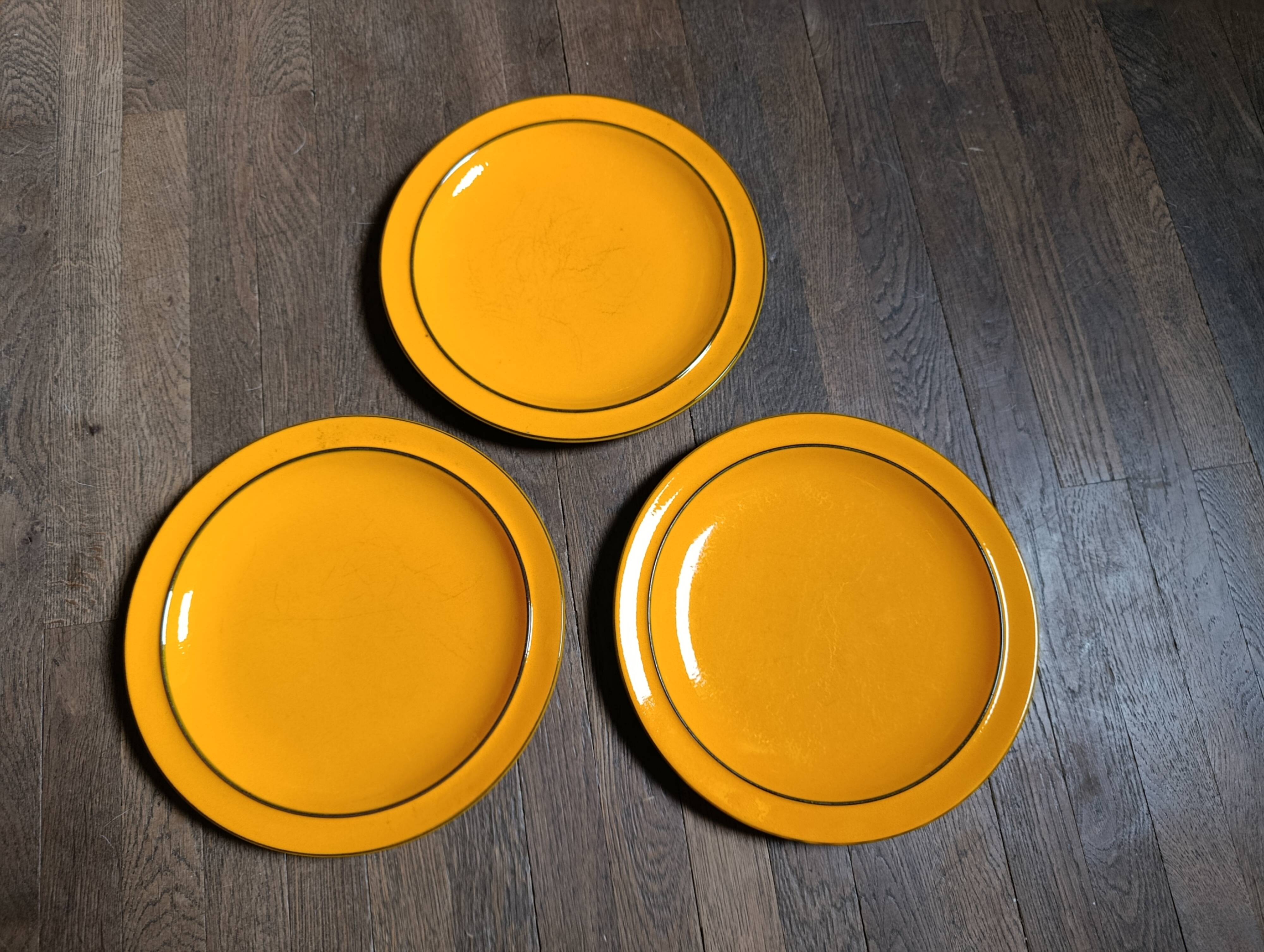 Set of three flat plates in glazed ceramic Thomas Germany from the years.