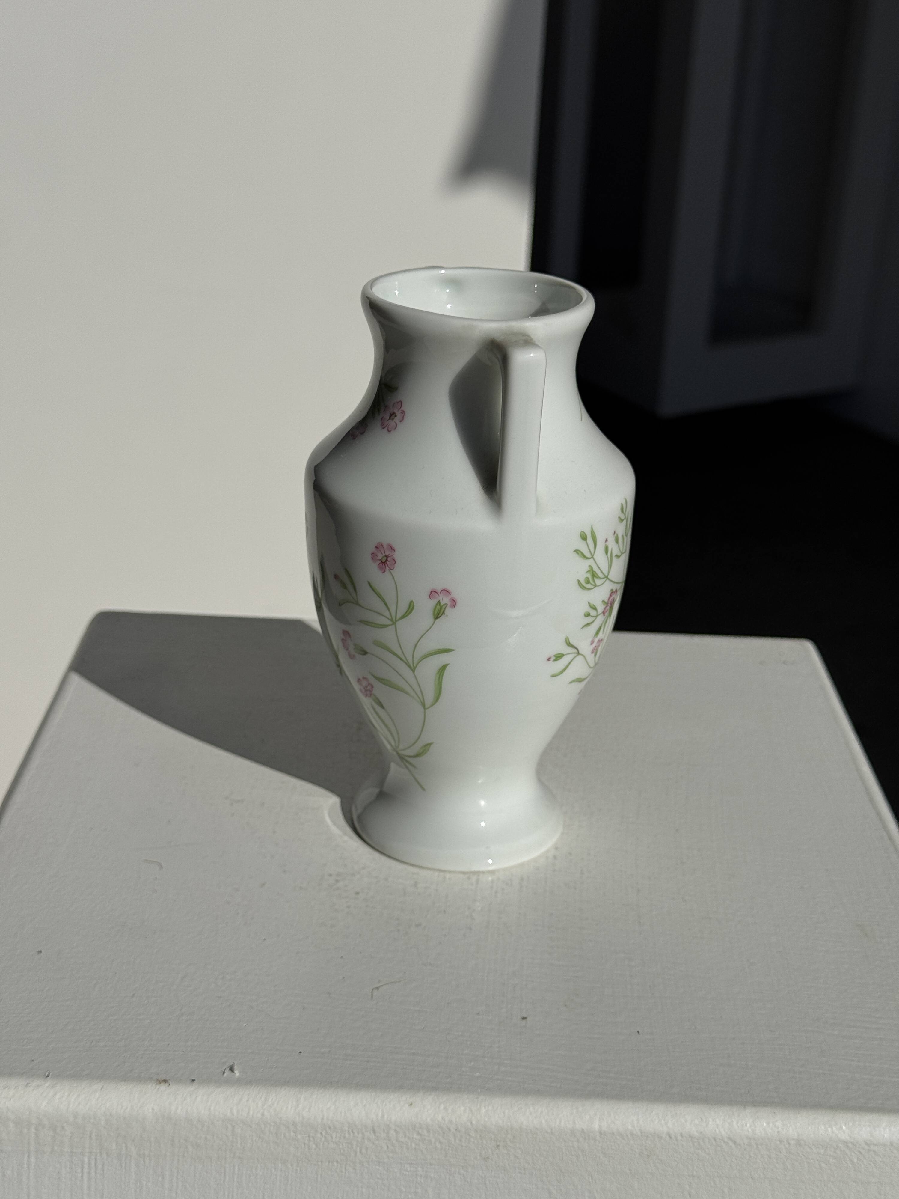 Small porcelain amphora from the Royal Lily of Limoges, limited edition, decorated.