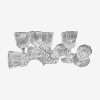 Set de 9 verres à pied en verre ciselé