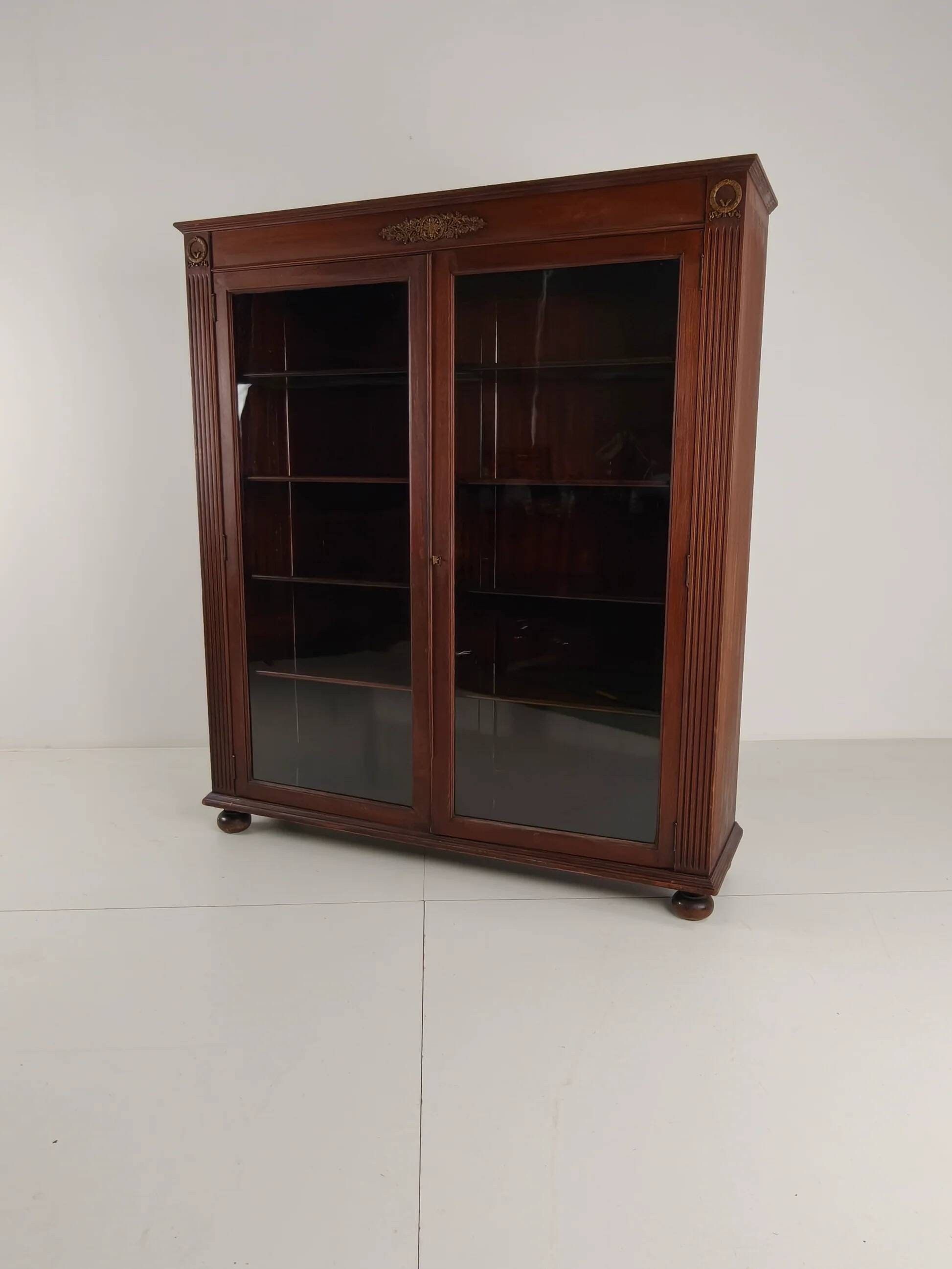 Bibliothèque vitrée en acajou du XXe siècle