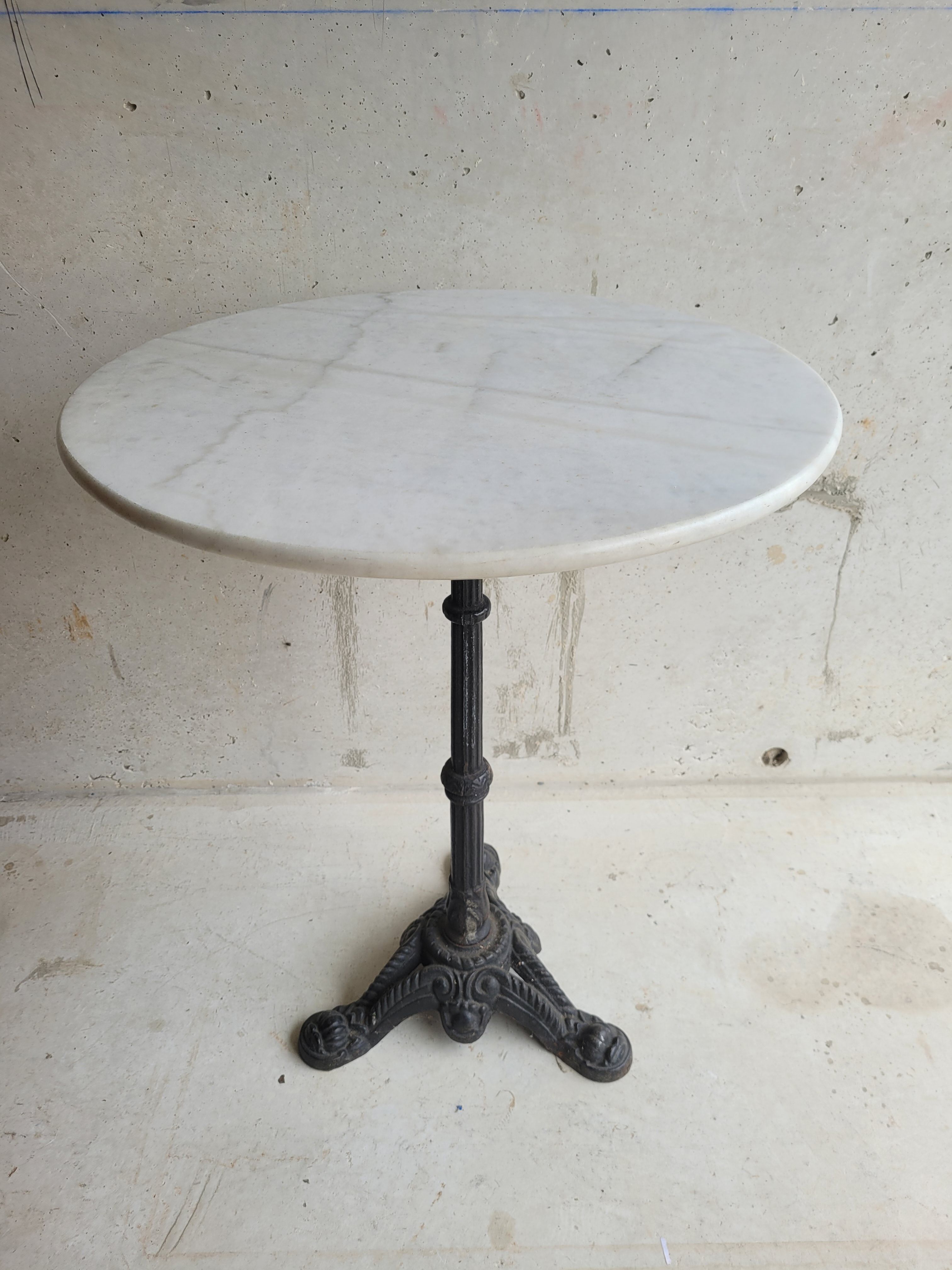 Round table bistro in white marble