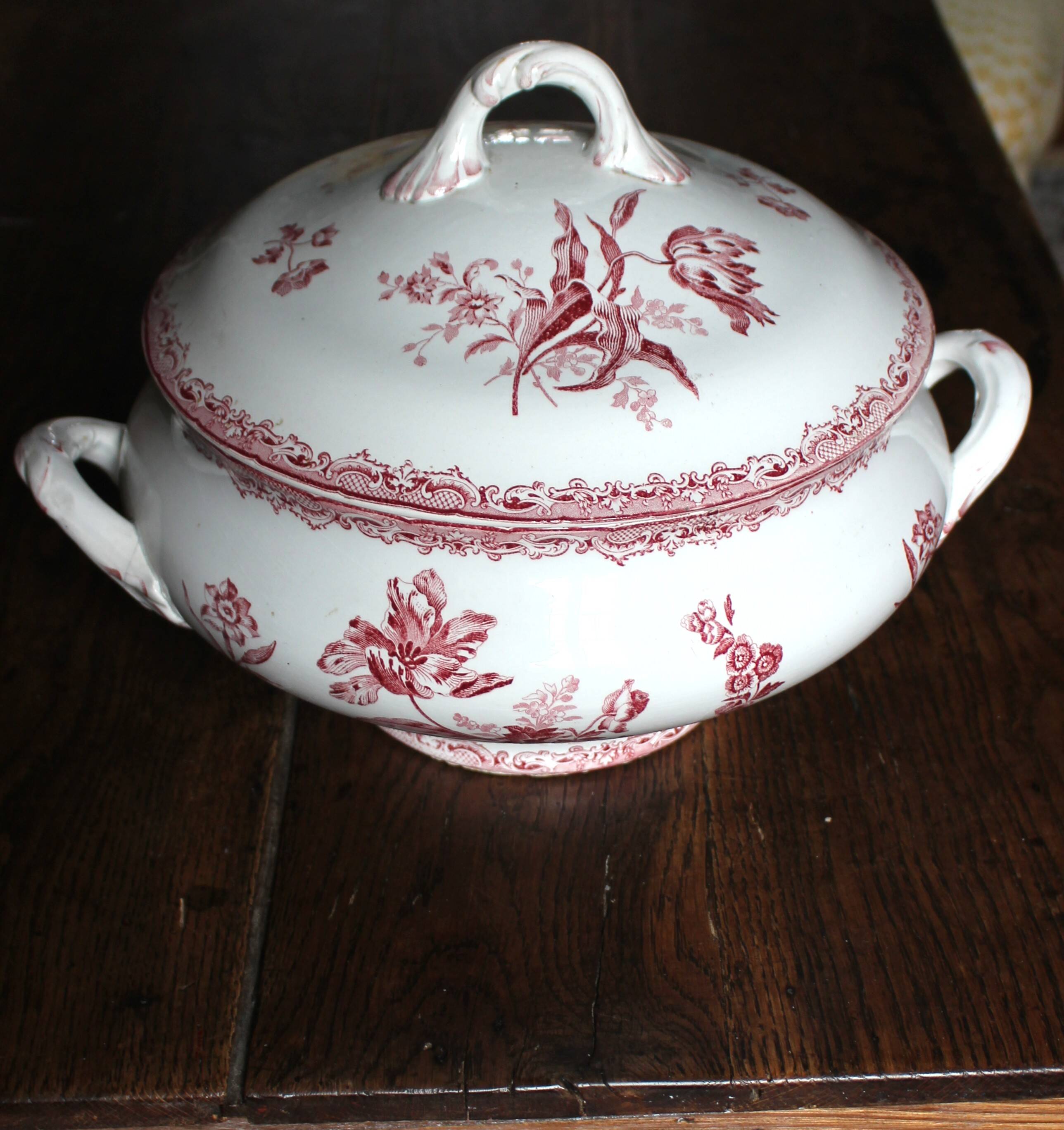 Soupière en terre de fer rose Fontanges Sarreguemines