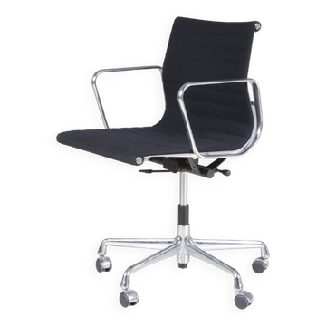 2000s desk chair model EA118, chrome base with black hopsack upholstery and aluminium armrests / Charles & Ray Eames / Vitra, Germany