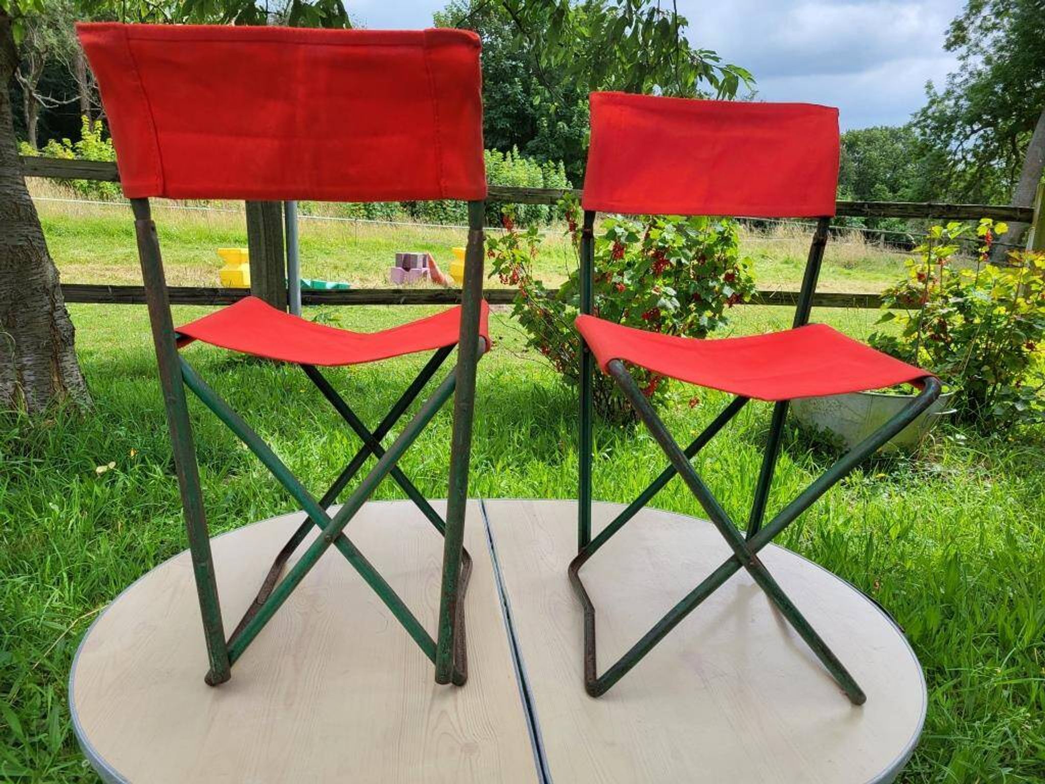 Ensemble table et duo chaises pliantes camping vintage 1970