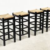 ensemble de quatre tabourets de bar en rotin et bois