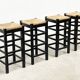 ensemble de quatre tabourets de bar en rotin et bois