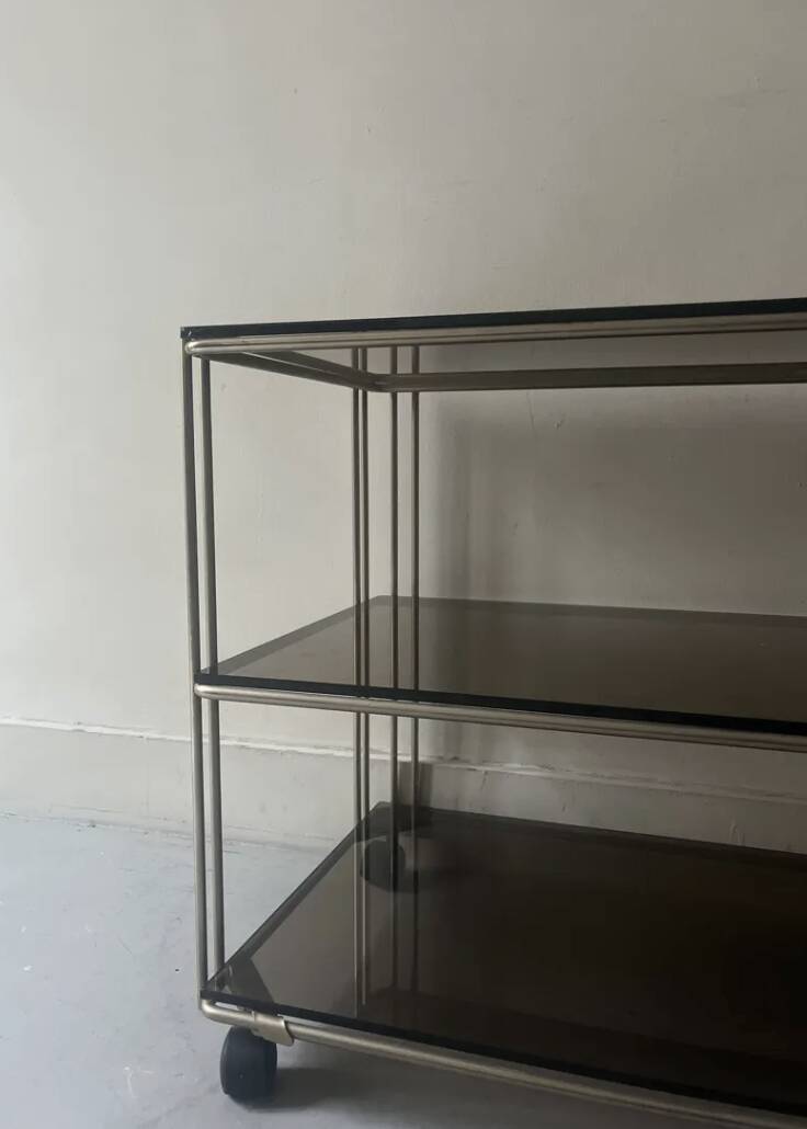 Desserte hifi / TV en verre fumé et laiton, design vers 1970