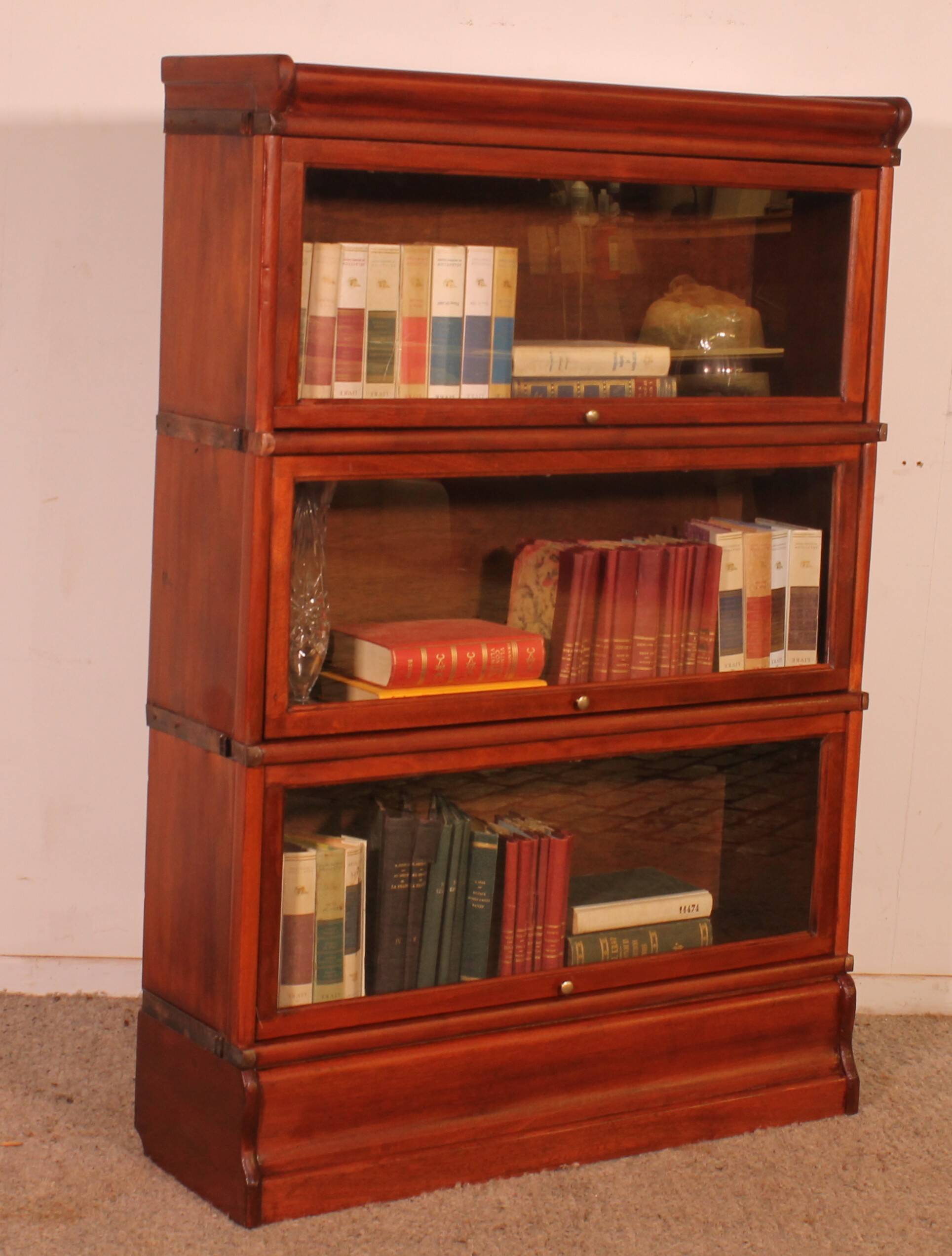 Globe Wernicke Library in mahogany, consisting of 3 pieces.
