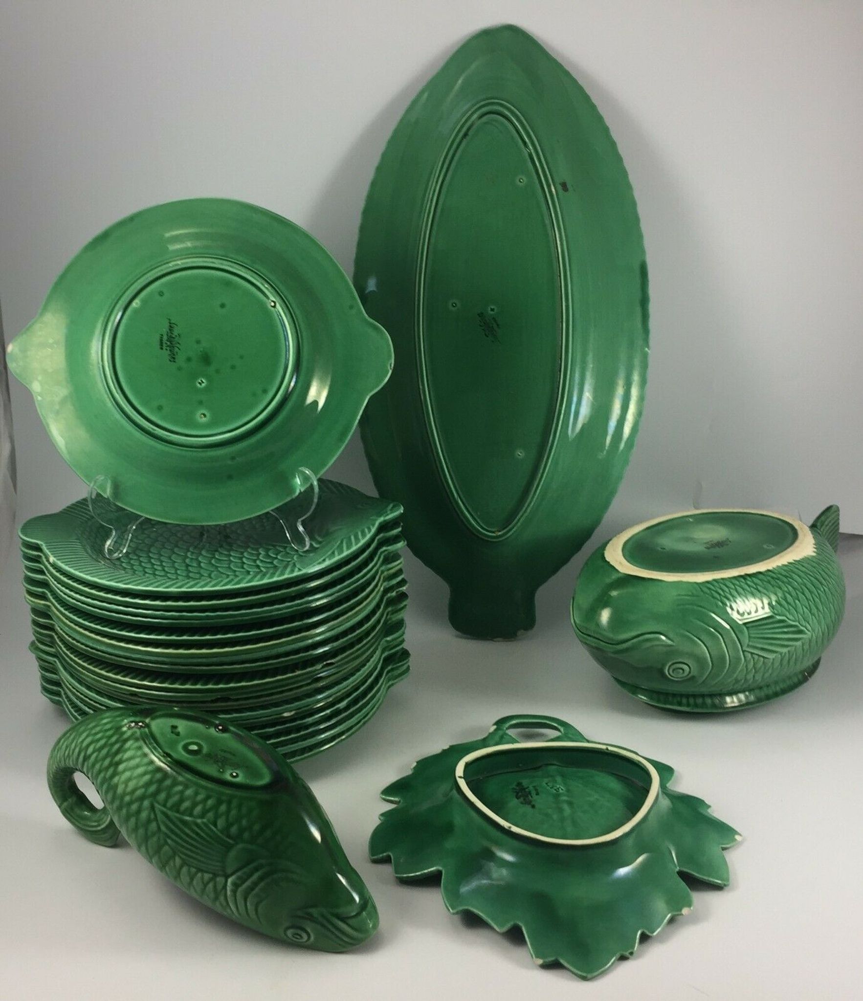 Part of service a fish Sarreguemines 22 pieces in faience green carp