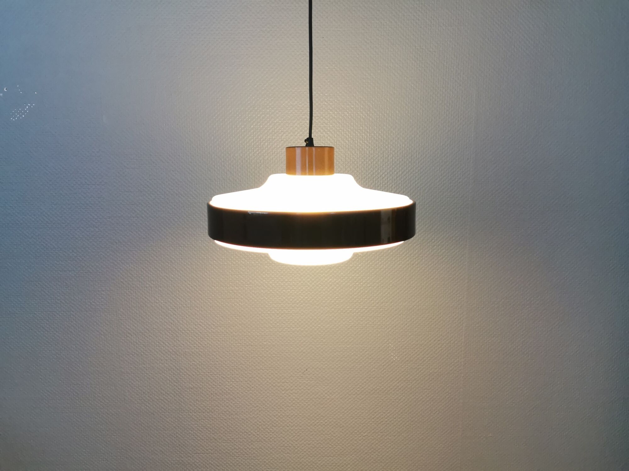 Danish space age hanging lamp, from the 80s, made of lacquered aluminum and acrylic plastic