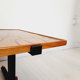 Table basse 60s haut émaillé Couleur rouge et or, base en métal et en laiton.