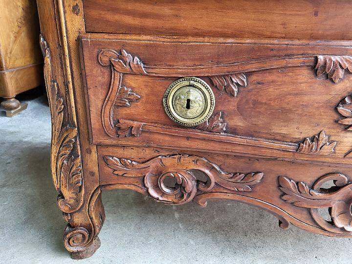 18th century provencal chest of drawers with openwork cross-borders in nyer