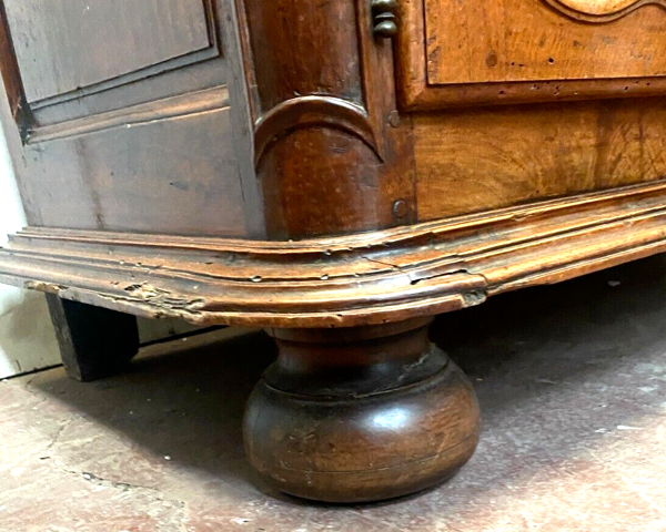 Buffet de stryle Louis XIV en noyer massif XIX siècle