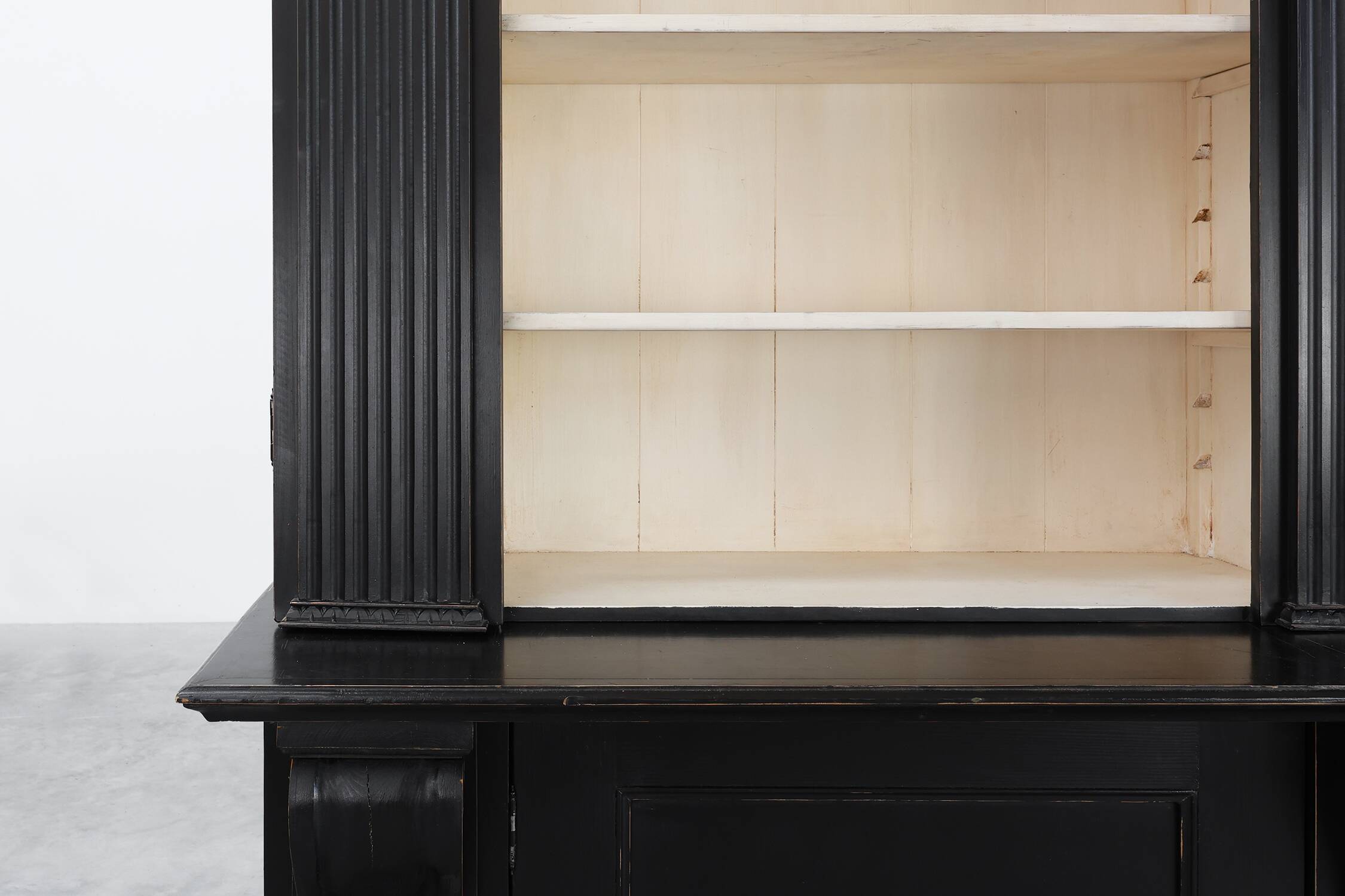 Bibliothèque haute noire du 20e siècle en MDF, Royaume-Uni