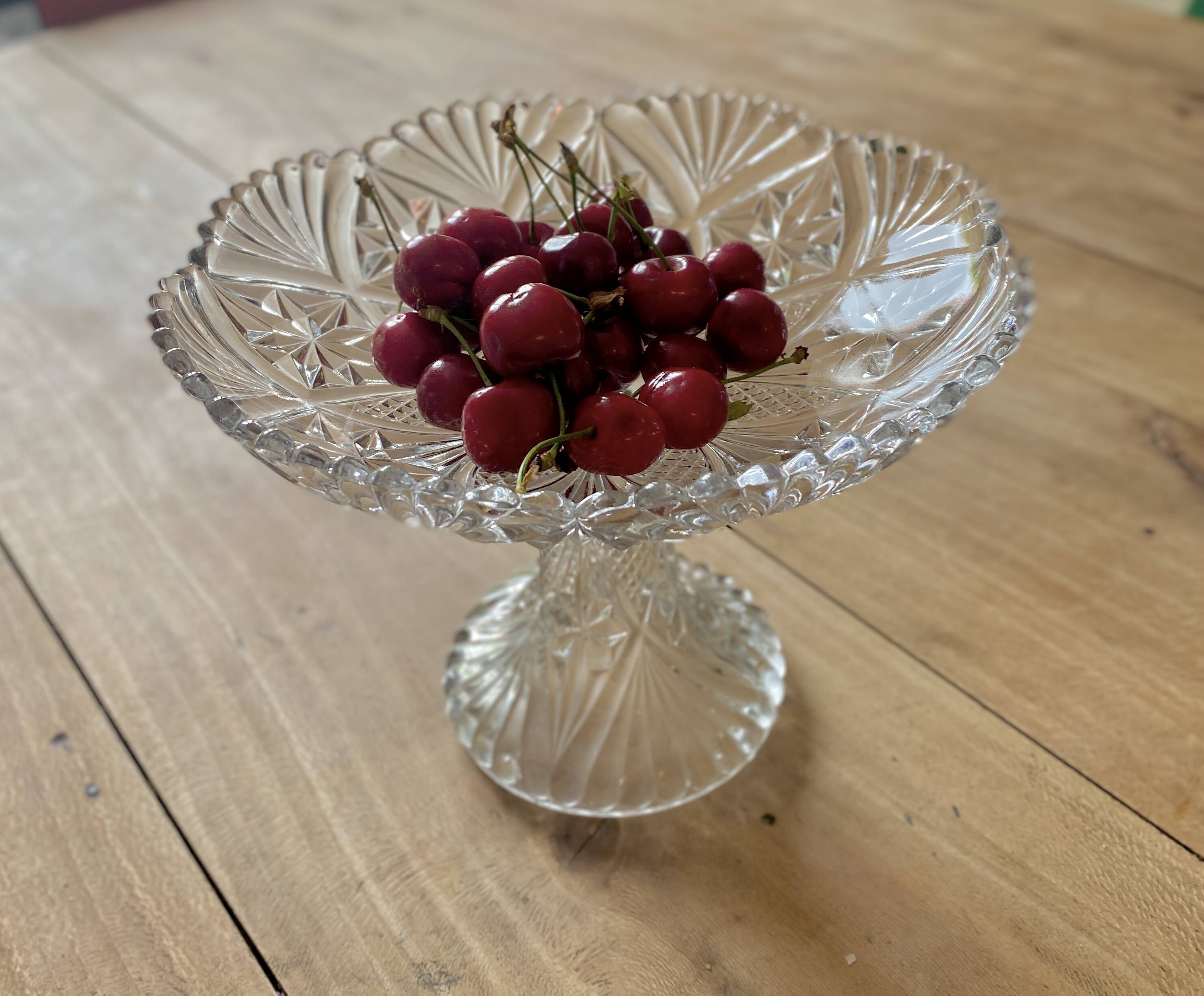Compotier ou assiette à pied en verre ciselé vintage