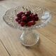 Compotier ou assiette à pied en verre ciselé vintage