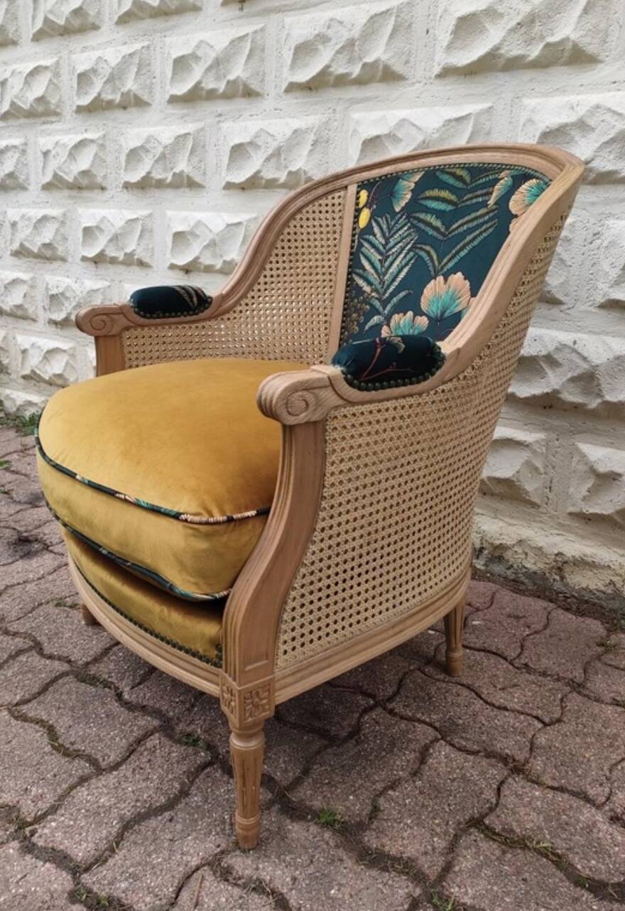 Fauteuil en bois, cannage et velours