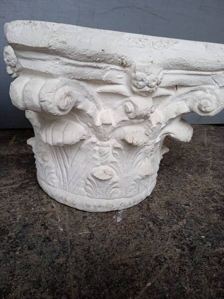 Paire 2 chapiteau corinthien ciment peint / table basse