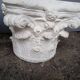 Paire 2 chapiteau corinthien ciment peint / table basse