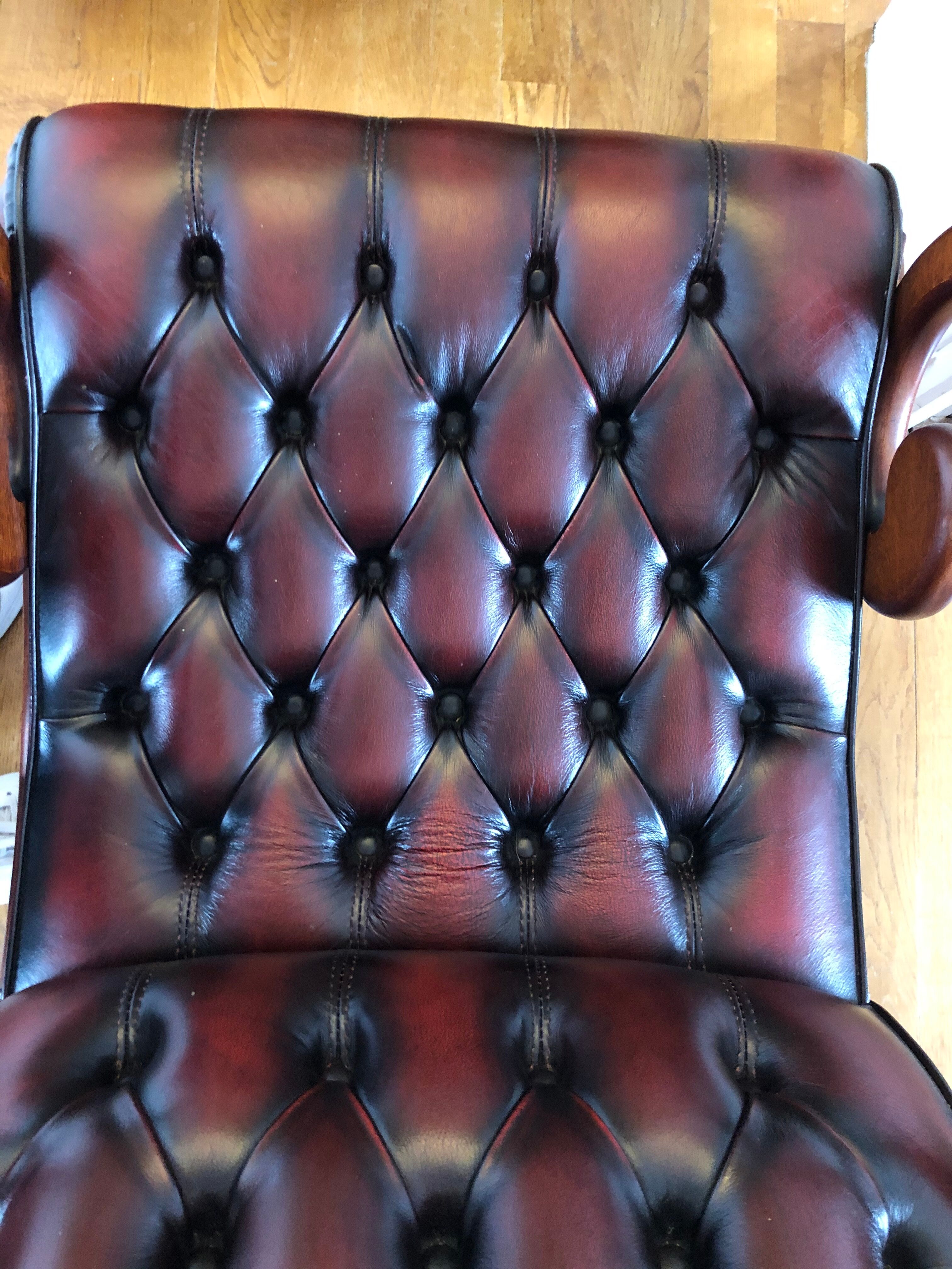 Fauteuil chesterfield et son repose pieds