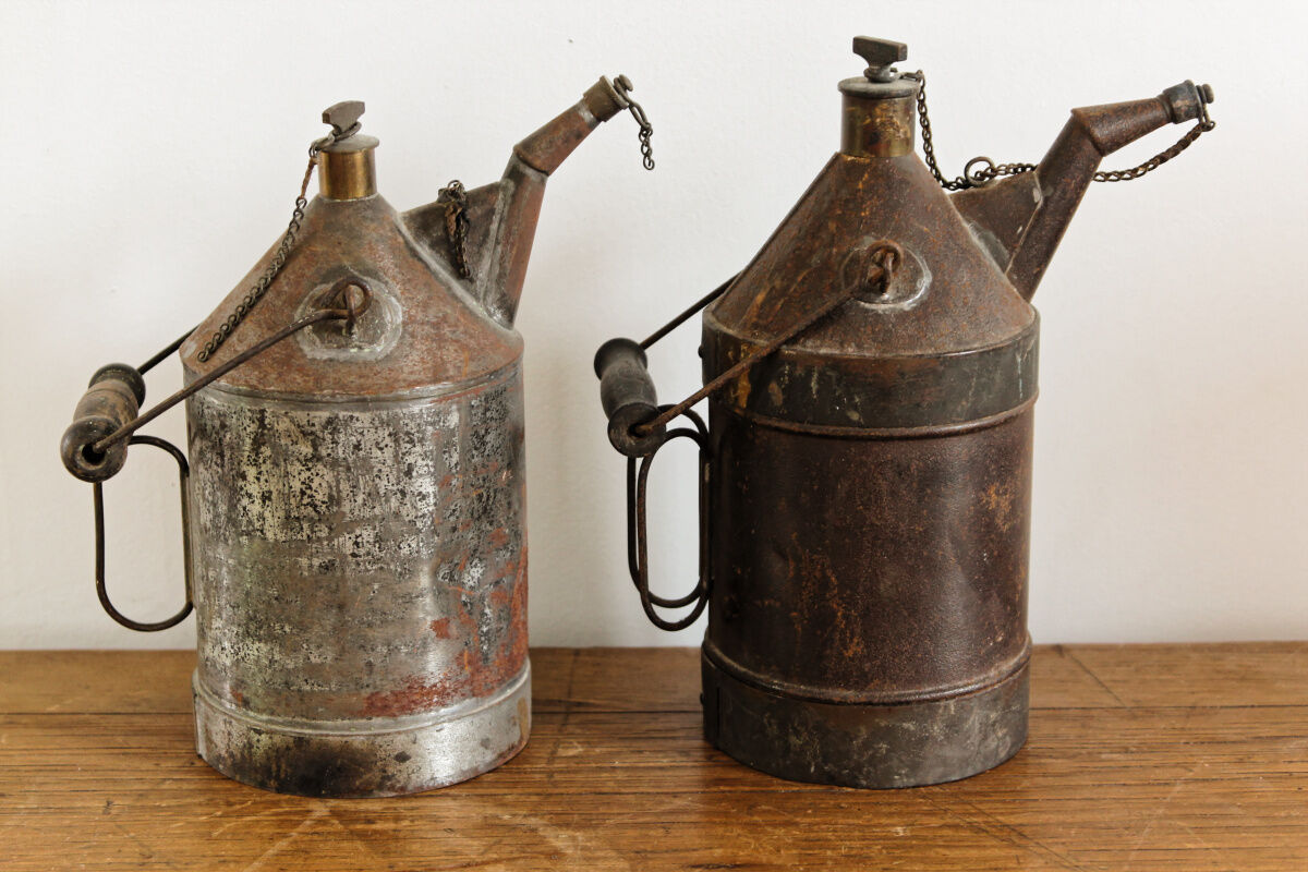 Pair of garage oil burettes