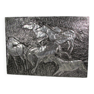 Plaque métal repoussé en aluminium repoussé : course de chevaux