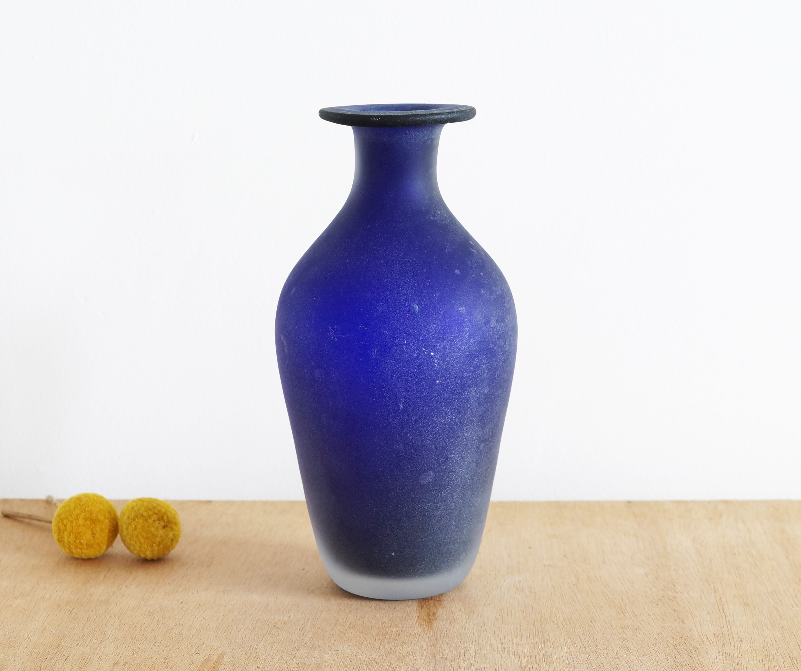 Vase in dark blue glass paste