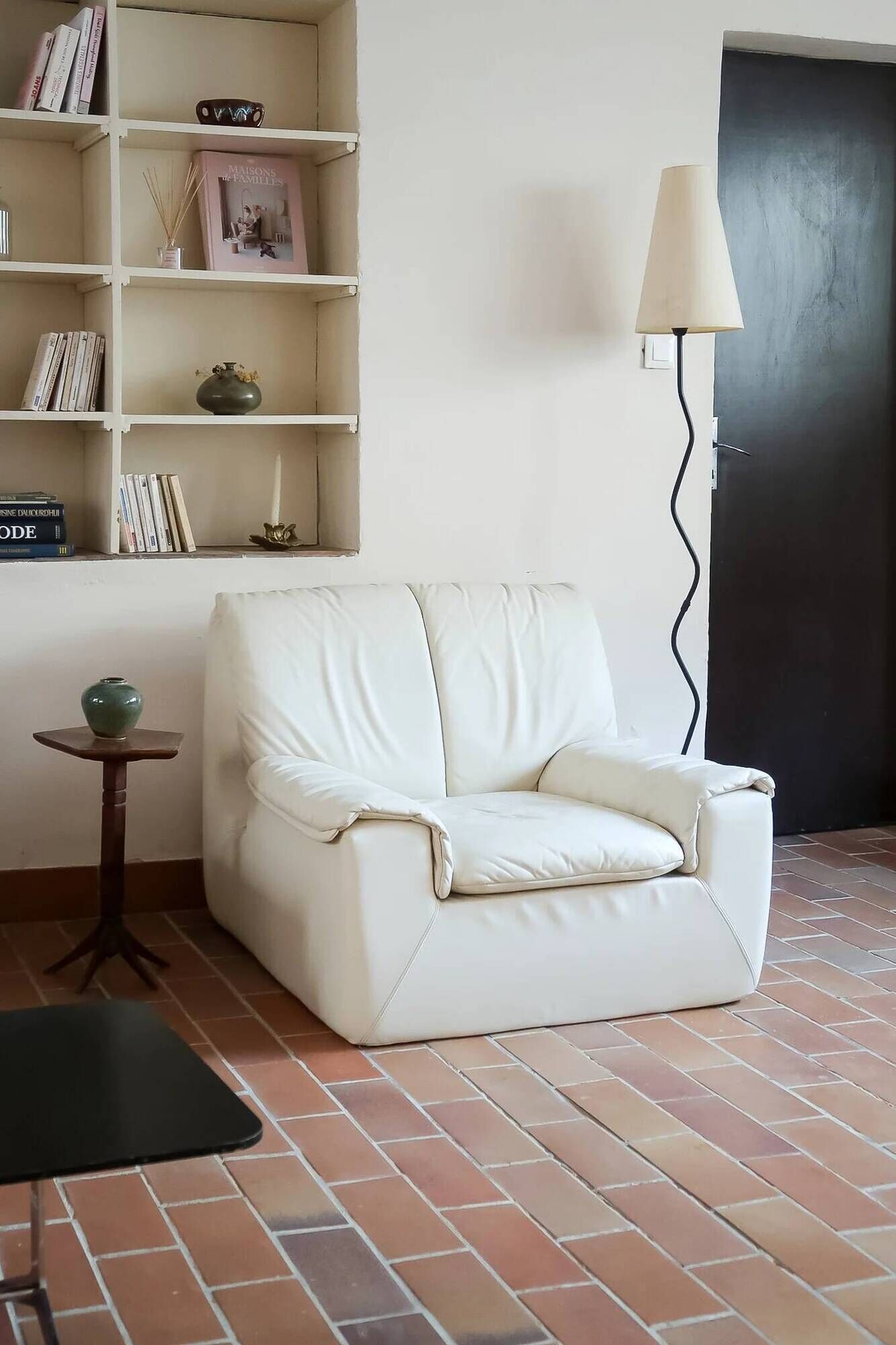 Cinna armchair in cream leather, bolstered armrests, 1970s.