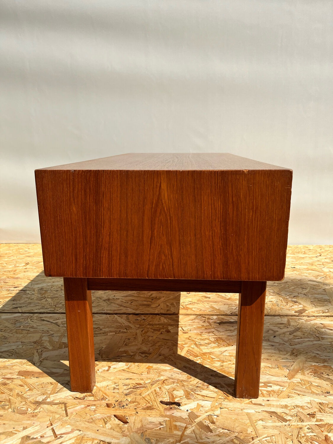 Commode basse à deux portes coulissantes