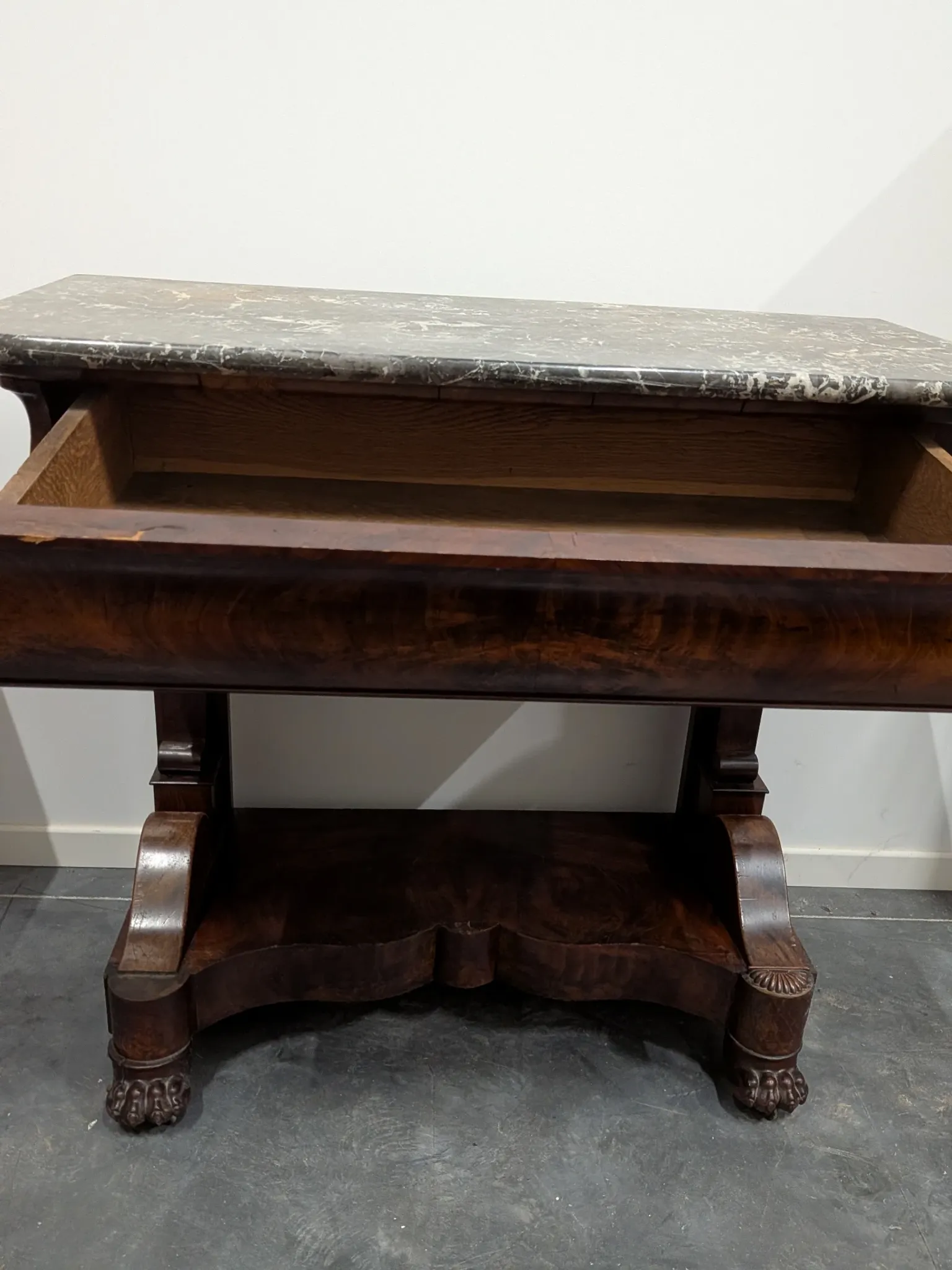 Console restored in flamed mahogany, Sainte-Anne marble, claw feet.