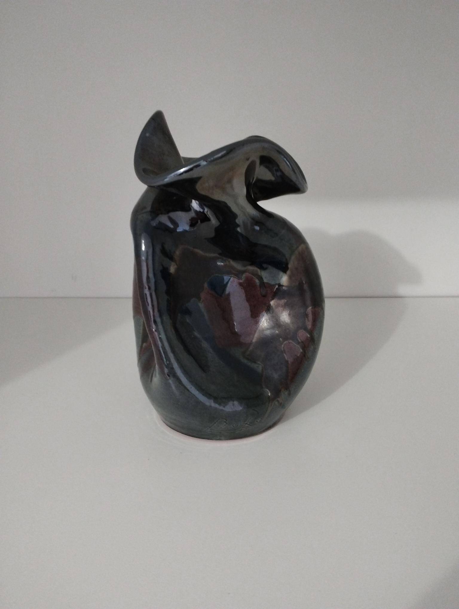 Vase émaillé signé par Thomas Buxo de forme libre asymétrique