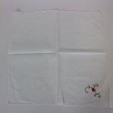 Nappe ronde brodée de fleurs colorées avec 8 serviettes